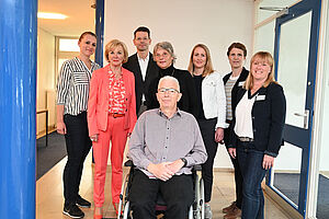 Erfahrungsaustausch mit der Stifterin und Präsidentin der Stiftung Deutsche Schlaganfall-Hilfe Liz Mohn (2. v. links). Schlaganfall-Lotsin Monique Grünke, Prof.Dr. Wolf-Rüdiger Schäbitz, Dorothe Spieker, Nora Hermans, Kerstin Ohms, Corinna Berger-Niemeyer (v. links)