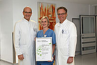 Stehen für Qualität in der Behandlung von Darmkrebs (v.l.): Univ.-Prof. Dr. Jan Schulte am Esch, Direktor der Universitätsklinik für Allgemein- und Viszeralchirurgie, Nadja Zajc, Pflegerische Klinikleitung im Bauchzentrum, und Prof. Dr. Martin Krüger, Chefarzt der Klinik für Innere Medizin und Gastroenterologie. Foto: Mario Haase