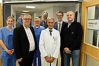 Porträtfoto auf dem Stationsflur: Schwester Jennifer Wiebe, Pastor Ulrich Pohl, Pfleger Matthias Kühlmann, Benedikt Weiling, Dr. med. Morris Beshay, Thorsten Kaatze und Herbert Repkow. Foto: v. Bodelschwinghsche Stiftungen Bethel
