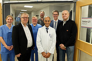 Porträtfoto auf dem Stationsflur: Schwester Jennifer Wiebe, Pastor Ulrich Pohl, Pfleger Matthias Kühlmann, Benedikt Weiling, Dr. med. Morris Beshay, Thorsten Kaatze und Herbert Repkow. Foto: v. Bodelschwinghsche Stiftungen Bethel