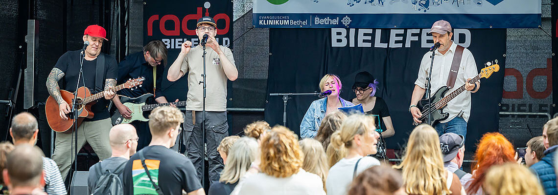 Rockig, bunt und gut gelaunt: Der Leinewebersonntag auf dem Süsterplatz begeistert auch 2025