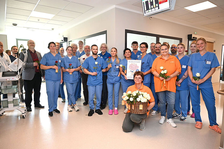Dank für großes Engagement: Netzwerk Organspende NRW informiert am EvKB Gruppenfoto auf dem Stationsflur: Rosen für die Intensivstation - Teil 2: Dank an das Team der Intensivstation M 1.