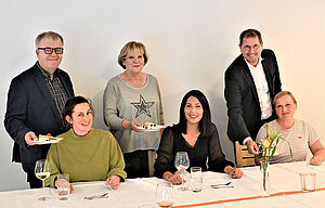 Bedienten beim Gala Diner für Pflegende Angehörige: hinten v.l.: Pastor Ulrich Pohl, Bürgermeisterin Gisela Schrader Ulrich Paus. Selina Stickan, Berivan Cengiz, und Ira Karsten (vorne v.l.) genossen die Auszeit und Wertschätzung.