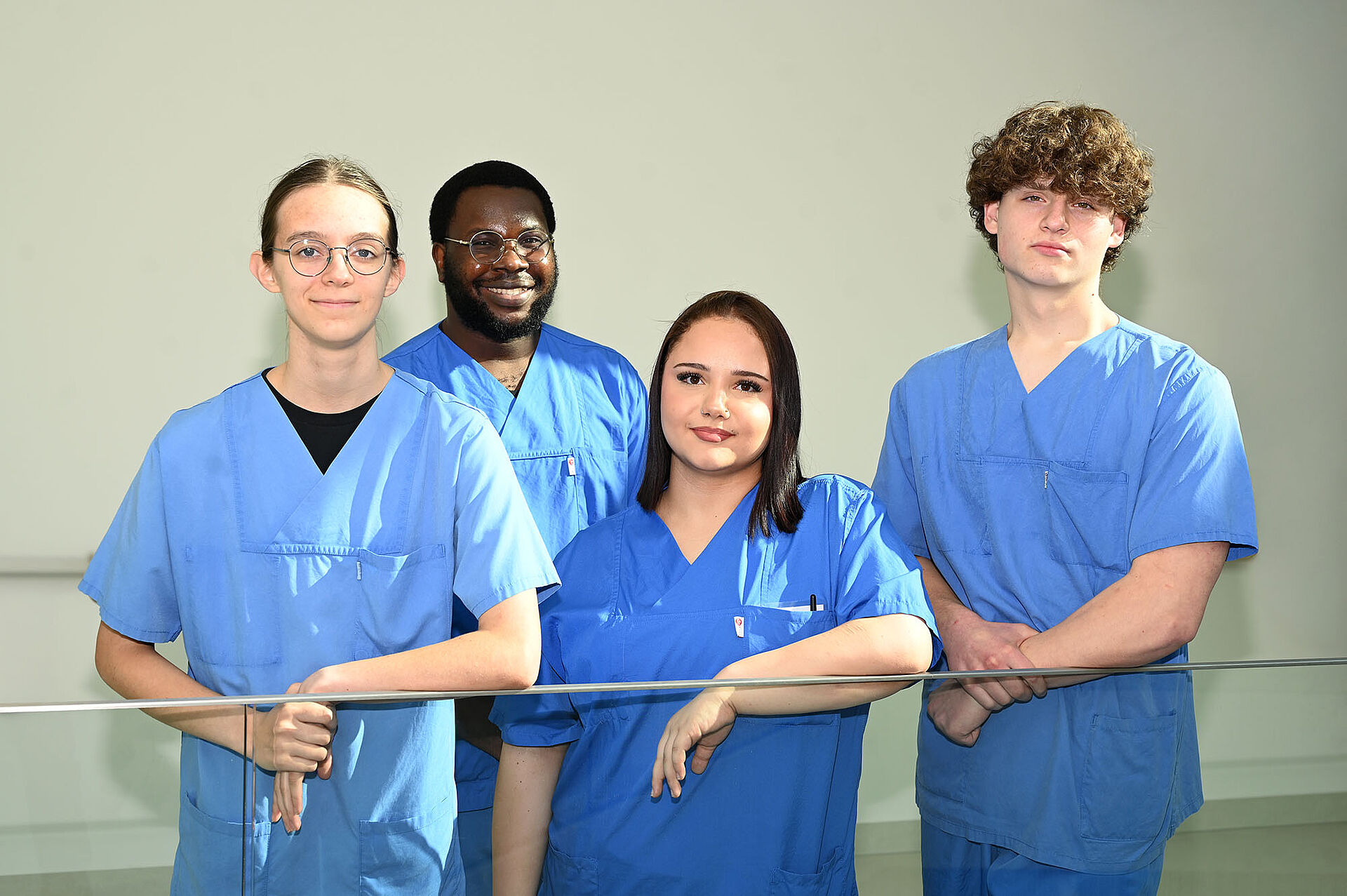 Das Team der Betheljahrteilnehmenden in help+ (v.l.n.r.): Samantha Klein, Victor Okereke, Amina Mestiri, Leo Mende