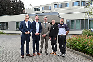 Begrüßung am Haupteingang von Haus Gilead IV: (v.l.) Dr. Matthias Ernst, MdL Tom Brüntrup, Thorsten Kaatze, Univ.-Prof. Dr. Dr. Udo Dannlowski, Lars Kozian