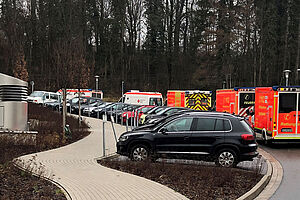 Aufnahmen wie diese sollten massenhafte Impfnebenwirkungen belegen. Dabei wurde die Schlange von Rettungswagen am 1. Februar 2021 vor dem Haus Gilead I aufgenommen. Der Grund: Blitzeis.