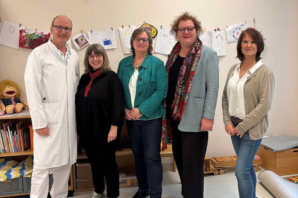 Gruppenfoto: v.l.n.r. Univ.-Prof. Dr. Eckard Hamelmann, Direktor der Universitätsklinik für Kinder- und Jugendmedizin, Psychologin Claudia Friedhoff von der Kinderschutzambulanz im EvKB, Norika Creuzmann, Christina Osei, Psychologin Monika Wieler.