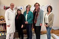 Gruppenfoto: v.l.n.r. Univ.-Prof. Dr. Eckard Hamelmann, Direktor der Universitätsklinik für Kinder- und Jugendmedizin, Psychologin Claudia Friedhoff von der Kinderschutzambulanz im EvKB, Norika Creuzmann, Christina Osei, Psychologin Monika Wieler.