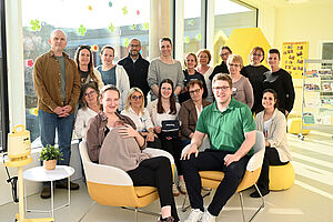 Gemeinsames Engagement für die Versorgung von Früh- und Neugeborenen: (h.v.l.) Geschäftsführender Oberarzt der Kinderklinik am Klinikum Leverkusen Dr. Peter Jahn, Stillberaterin am EvKB Christine Koch, Hygienefachkraft am EvKB Sabrina Knopp, Univ.-Prof. Dr. Daniel Klotz, Leitende Oberärztin Pädiatrie am Johannes Wesling Klinikum Minden Dr. Solvej Heidtmann, Projektmanagement Zentrale Humanmilchbank am EvKB Beate Knop, Oberärztin in der Pädiatrie am EvKB Dr. Franziska Noske, Stillbeauftragte am Klinikum Leverkusen Sandra Tydecks, Mitarbeiterinnen in der Frauenmilchbank am EvKB und Jolante Brechelke und Regina Leipold, Pflegebereichsleitung Klinikum Leverkusen Daniela Magalhaes Correia Campos, (Mitte v.l.) Oberärztin Neonatologie am EvKB Dr. Ursula Weller, Cornelia Buchholt und aus dem Stiftung Mathias-Spital Rheine Stv. Bereichsleitung Pflege Annika Spieske, Pflegerische Stationsleitung Martina Hagemann und Stillberaterin Cyriell Güttner. Vorne Baby Isabella mit ihrer Mutter Kira und Vater Roman Disselkamp. Foto: Mario Haase