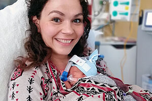 Die Bindung von Anfang an fördern: Clara beim „Bonding“ mit Mama Anna Vogt. Die Körpernähe fördert das emotionale Band zwischen Kind und Eltern.