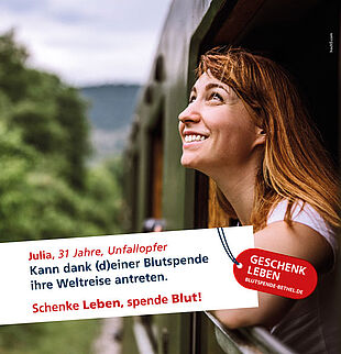 Eine Frau schaut aus dem Fenster eines Zuges. Sinn des kurzen Texts "Juia kann dank deiner/einer Blutspende weiterhin die Weltbereisen".
