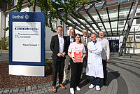Treffen mit der ersten Cardiolotsin Bielefelds: Tom Brüntrup, Landtagsabgeordneter für Bielefeld, Dr. Georg Galle, Leitung Lotsenprojekte der Stiftung Deutsche Schlaganfall-Hilfe, Thorsten Kaatze, Vorsitzender Geschäftsführer das Krankenhauses Mara und EvKB, Dr. Carsten Israel, Chefarzt der Kardiologie im EvKB, und Dr. Michael Brinkmeier, Vorstandsvorsitzender der Stiftung Deutsche Schlaganfall-Hilfe, (von links) tauschten sich mit Kerstin Ohms, Cardiolotsin im EvKB, aus und besuchten die kardiologische Station. Foto: Mario Haase