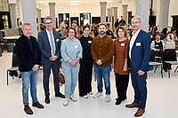 Tagung Interprofessionalität 2025: Hand in Hand für die bestmögliche Patientenversorgung Treffen im Haus Sarepta auf dem Medizin-Campus Bielefeld-Bethel: v.l. Univ.-Prof. Dr. Thomas Vordemvenne, Thorsten Kaatze, Petra Krause, Maren Niemann, Wissenschaftliche Leiterin Interprofessionelle Lehre am EvKB, Moderator Dominik Stark, Univ.-Prof.in Dr. Claudia Hornberg und Geschäftsführer Dr. Matthias Ernst trafen sich an einem Ort, der beispielhaft für berufsgruppenübergreifendes Lernen steht.