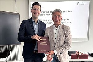 Gratulation: PD Dr. med. S. Scholz mit Klinikdirektor Univ.-Prof. Dr. med. Sebastian Rehberg