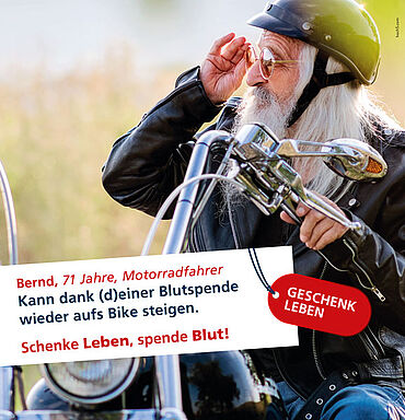 Biker mit langen weißen Haaren und weißem Bart in Lederjacke auf einem Motorrad. Inhalt des kurzen Texts "Bernd, 71 Jahre, Motorradfahrer, kann dank "d)einer Blutspende wieder aufs Bike steigen. Schenke Leben, spende Blut!