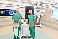 Univ.-Prof. Dr. Philipp Lepper (links) und Dr. Morris Beshay mit der neuen robotischen Lungendiagnostik am EvKB.