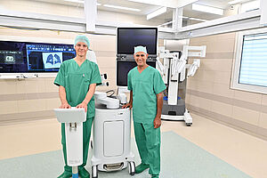 Univ.-Prof. Dr. Philipp Lepper (links) und Dr. Morris Beshay mit der neuen robotischen Lungendiagnostik am EvKB.