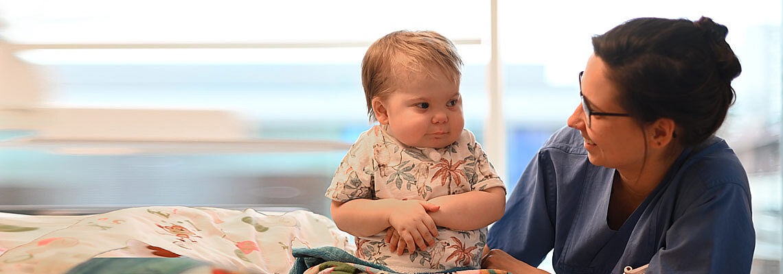 Eine schwarz-weiß-blaue Bescherung! Arminia Bielefeld bringt Weihnachtsglanz ins Kinderzentrum Bethel