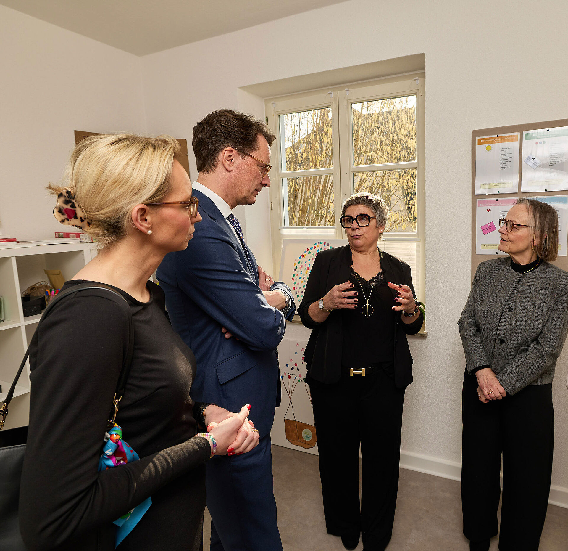 Das Haus Sophia ist ein kreativer Wohlfühlort gegen Einsamkeit v.r.n.l.: Dr. Steffi Koch-Stoecker (Projektleitung von „Gemeinsam Wachsen. Zusammen Wirken.“ des EvKB) und Katharina Muregancuro (Psychologisch-Pädagogische Teamleitung von „Gemeinsam Wachsen. Zusammen Wirken.“ des EvKB) erläutern dem Ministerpräsidenten Hendrik Wüst und Bielefelds Oberbürgermeisterin Dr. Christiana Bauer den psychologisch-pädagogischen Ansatz des Projekts. Foto: Kai Uwe Oesterhelweg