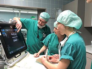 Sonographie Training Zwei Ärztinnen bekommen ein Sonographie Training.