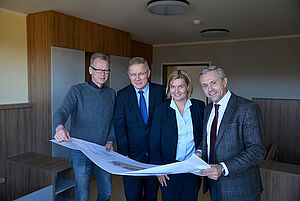 Die Bauarbeiten am Remterweg 13 a laufen auf Hochtouren, damit das Gebäude zu Beginn des neuen Jahres fertig ist. mv. links: Jürgen Käller, Architekt im EvKB, Dr. Rainer Norden, Dr. Maren Thäter, Prof. Dr. Michael Siniatschkin; Foto: Mario Haase