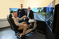 Fahrkompetenzzentrum: Prof. Dr. Max Töpper, Dr. Daniel Schlüter und Stefan Stricker (v.l.n.r.) informieren, wie die Fahrtauglichkeit wiedererlangt werden kann.