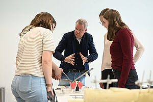 Die Medizinstudierenden Annalena Krieger, Sofia Lepkojis, Isabell Vollus und Marie Celine vom Bruch mit Universitätsprofessor Thomas Vordemvenne bei der ersten Kochenwerkstatt. Er ist Direktor der Universitätsklinik für Unfallchirurgie und Orthopädie und Ärztlicher Direktor am EvKB.