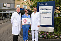 Freuen sich über die erneute Zertifizierung des Gefäßzentrums am EvKB: Dr. Burkhard Feidicker, Chefarzt der Klinik für Gefäßmedizin (rechts), Prof. Dr. Günther Wittenberg, Chefarzt des Instituts für diagnostische und interventionelle Radiologie (links), und Manuela Görzen, Pflegerische Klinikleitung der Klinik für Gefäßmedizin.