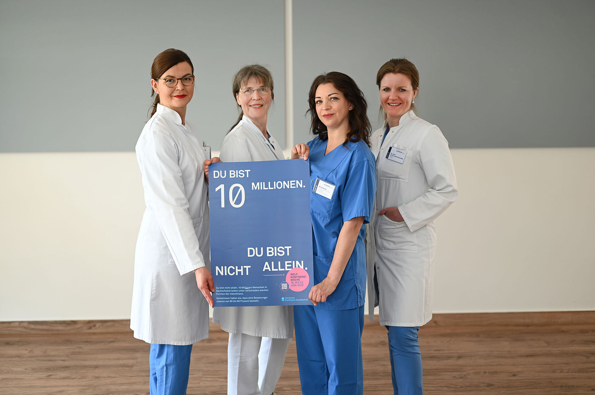 Telefonaktion des EvKB zur Welt-Kontinenz-Woche Gruppenfoto mit Plakat: Die Gynäkologinnen Dr. Lydia Bosch und Dr. Anne Behre-Hille, Urotherapeutin Anna Renner und Urologin Dr. Isabel Behidjeb (v.l.n.r.) laden zur Telefonaktion zum Thema Blasenschwäche ein.