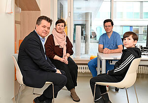 Im Gespräch: Jürgen Dusel mit Nicole Wockenfuß, Dr. Jeremy Schmidt und Bennet Wockenfuß (v. l.).