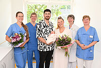 Gruppenbild mit Blumenstrauß: Yael und Daniel Chahrour freuen sich über die Geburt der kleinen Livia. Mit Jana Deppe, Irene Meißner, Dr. Anne Behre-Hille und Gesundheits- und Krankenpflegerin Kerstin Grundmann (v.l.n.r.) kam es zum Austausch von Blumensträußen. Foto: Manuel Bünemann