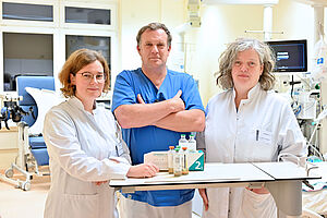 Für eine sinnvolle Antibiotikaverordnung (v.l.): Dr. Janina Soler Wenglein, Univ.-Prof. Dr. Hendrik Bracht und Dr. Ina Vedder; Foto: Mario Haase