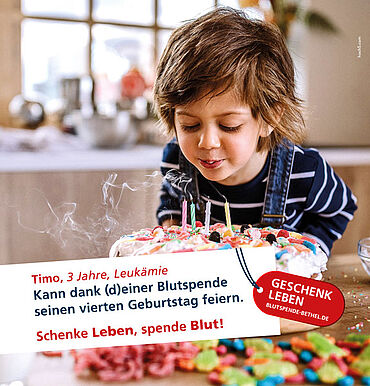 Kleiner Junge pustet Kerzen auf dem Geburtstagskuchen aus. Inhalt des kurzen Texts: "Timo kann durch eine/deine Blutspende seinen 4. Geburtstag feiern".