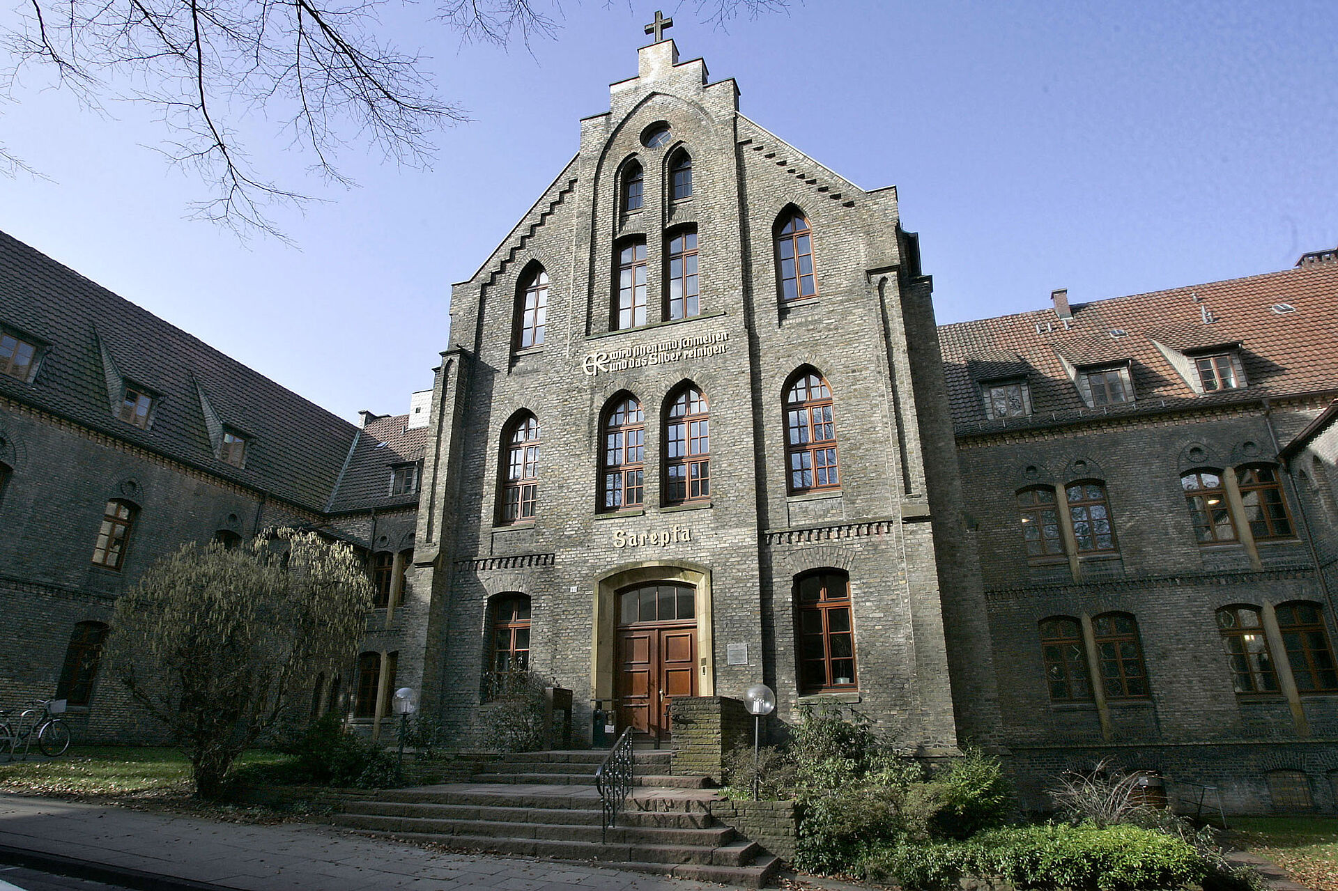 Im Haus Sarepta, dem ehemaligen Mutterhaus der Diakonissen, lernen heute Medizinstudierende und Auszubildende der Gesundheitsberufe gemeinsam im hochmodernen Medizin-Campus Bielefeld-Bethel.