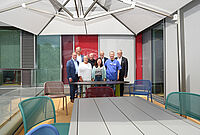 Verschafften sich einen Eindruck der neu eingerichteten Terrasse im Betheler Kinderzentrum: Thomas Meyer (Vorstand Biermann-Stiftung), Dr. Matthias Ernst (Geschäftsführer EvKB), Birgit Teske (Pflegerische Klinikleitung), Hans-Werner Lück und Klaus Rieke (Vorstand Biermann-Stiftung), Phoebe Koch (Pflegerische Fachbereichsleitung), Oberarzt Dr. Norbert Jorch und Pastor Ulrich Pohl (Vorstandsvorsitzender Bethel). Foto: Mario Haase