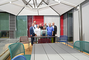 Verschafften sich einen Eindruck der neu eingerichteten Terrasse im Betheler Kinderzentrum: Thomas Meyer (Vorstand Biermann-Stiftung), Dr. Matthias Ernst (Geschäftsführer EvKB), Birgit Teske (Pflegerische Klinikleitung), Hans-Werner Lück und Klaus Rieke (Vorstand Biermann-Stiftung), Phoebe Koch (Pflegerische Fachbereichsleitung), Oberarzt Dr. Norbert Jorch und Pastor Ulrich Pohl (Vorstandsvorsitzender Bethel). Foto: Mario Haase