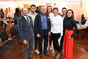 v.l.n.r.: Chefarzt Prof. Dr. med. Florian Weißinger, David Töws (Uni-Apotheke Bielefeld), Pflegerische Fachbereichsleitung der Onkologie im EvKB Robert Schwarz, Pflegerische Fachbereichsleitung der Inneren Medizin im EvKB Dorothea Baus, Onkologische Pflegeberatung im EvKB Christiane Schwarz, Theologischer Direktor im EvKB Pastor Philipp Katzmann, Jenny Wolff (Uni-Apotheke)