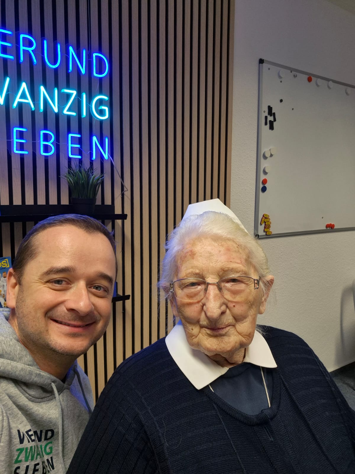 Schwester Elisabeth mit Moderator Philipp Katzmann