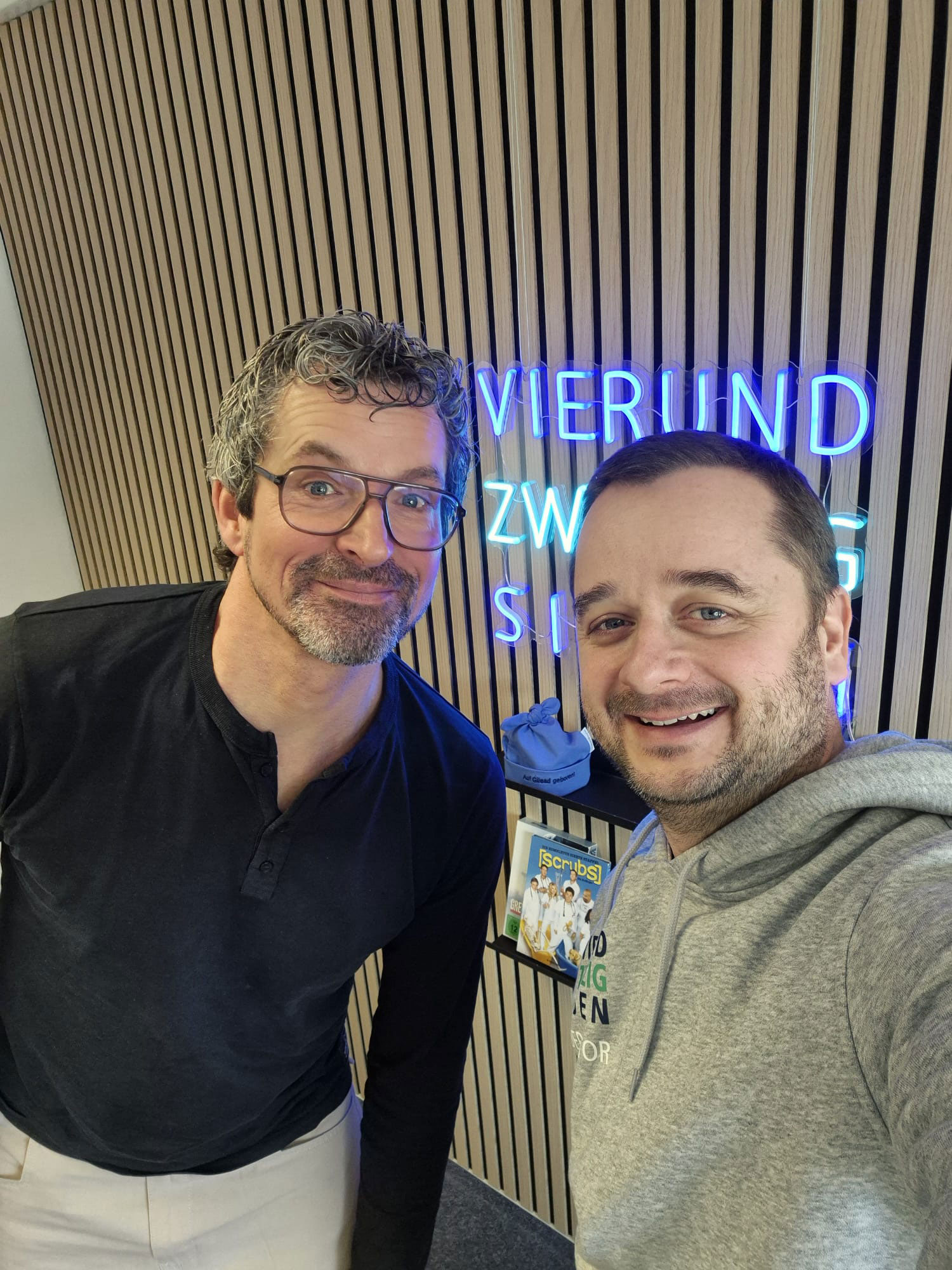 Lars Kozian (l.) zu Gast bei "Vierundzwanzigsieben"-Moderator Pastor Philipp Katzmann