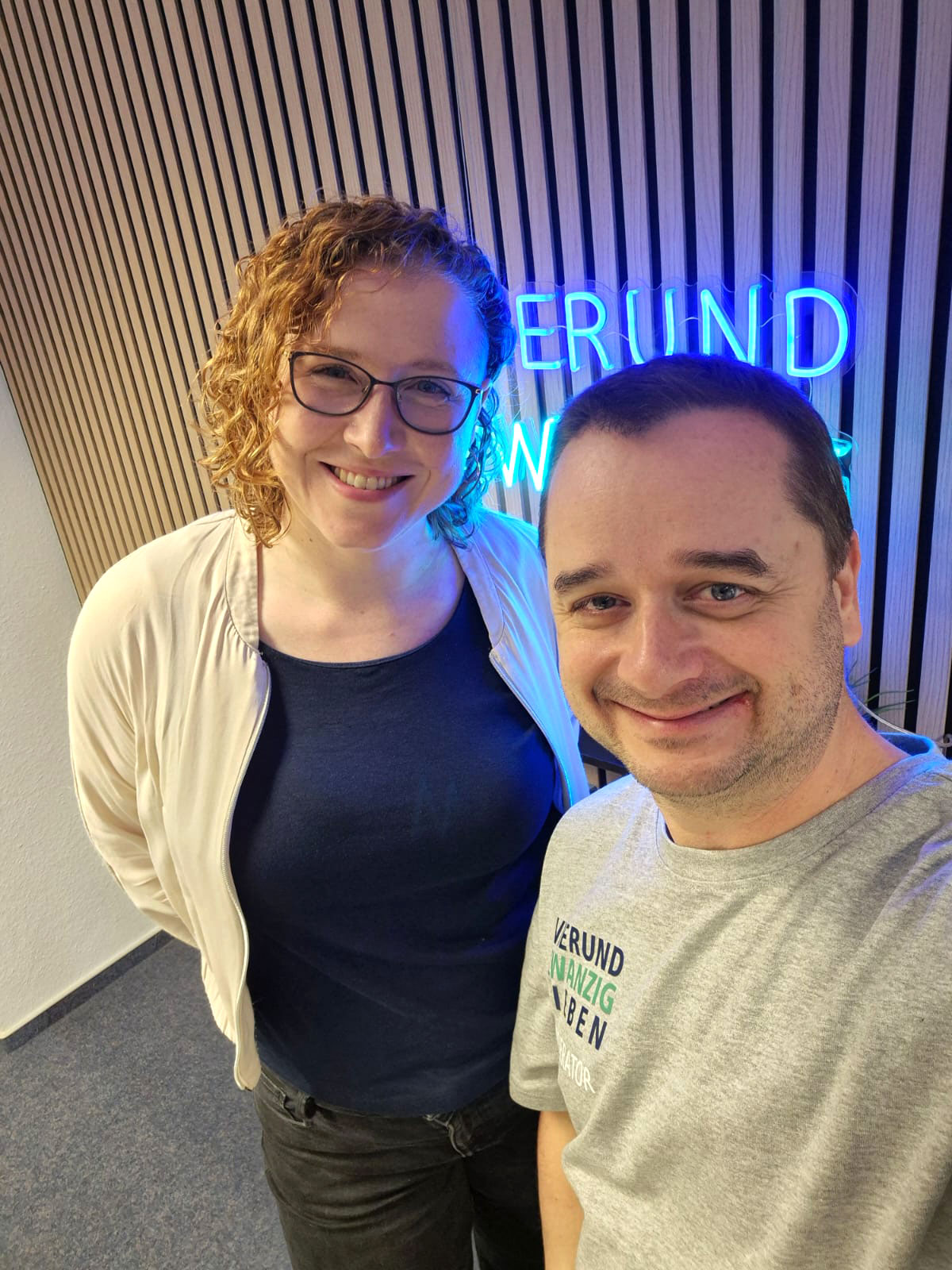 Amelie Möbus (l.) zu Gast bei "Vierundzwanzigsieben"-Moderator Pastor Philipp Katzmann