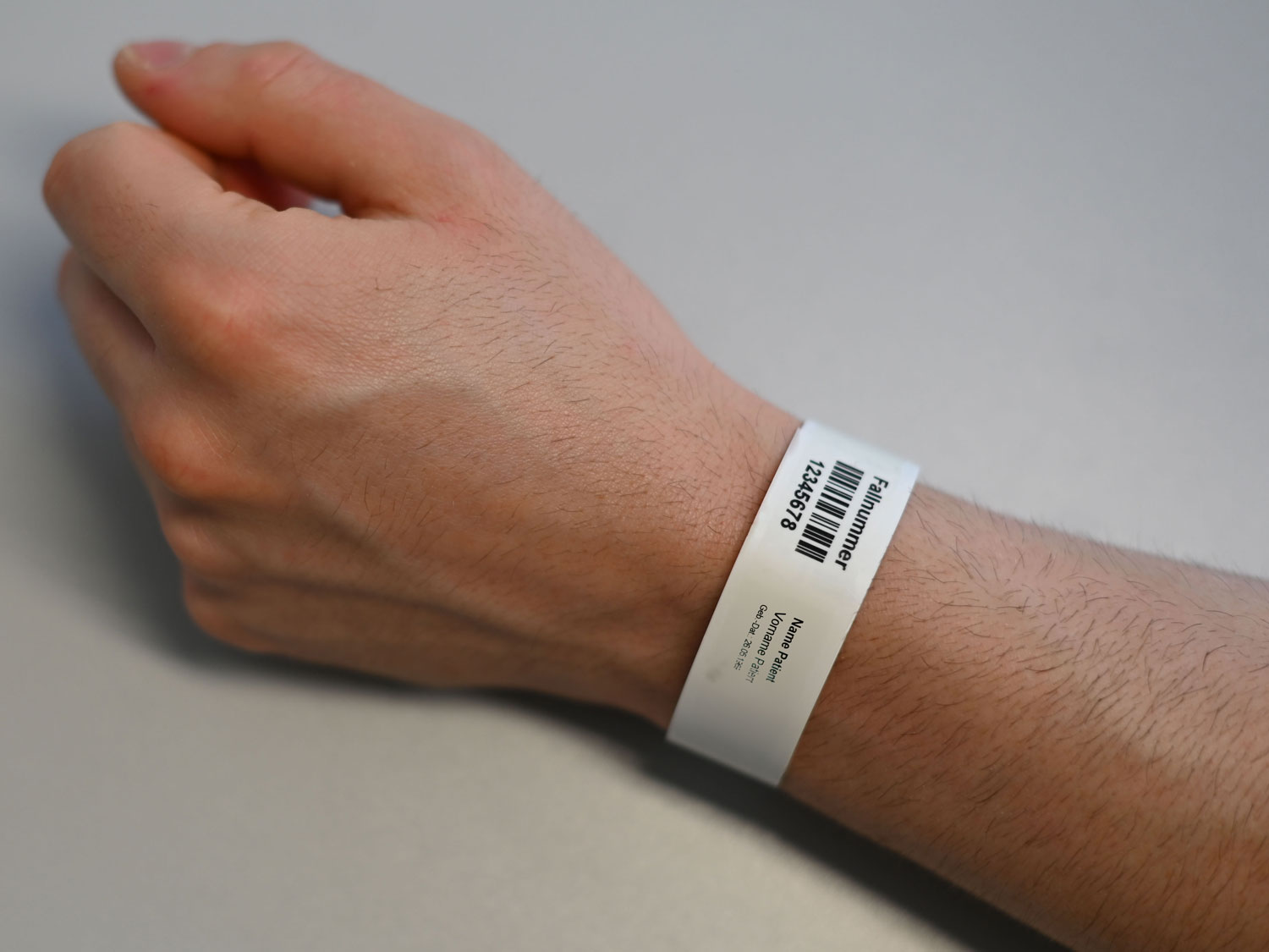Hand mit Patientenarmband