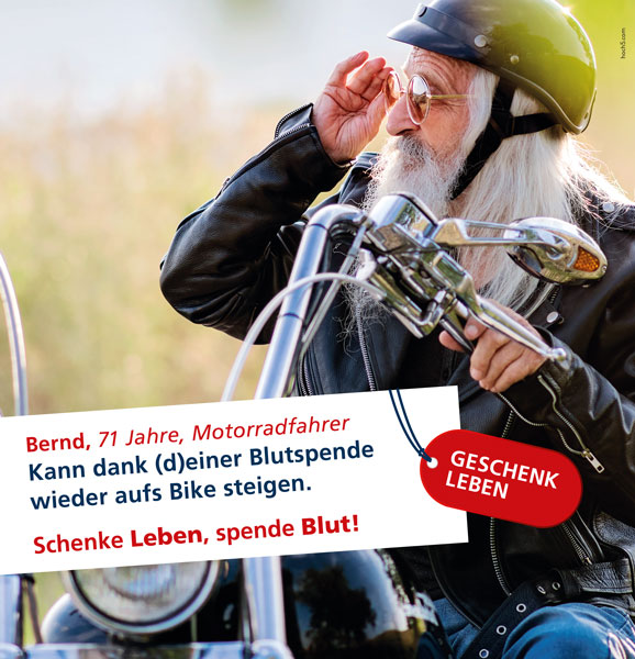 Biker mit langen weißen Haaren und weißem Bart in Lederjacke auf einem Motorrad. Inhalt des kurzen Texts "Bernd, 71 Jahre, Motorradfahrer, kann dank "d)einer Blutspende wieder aufs Bike steigen. Schenke Leben, spende Blut!