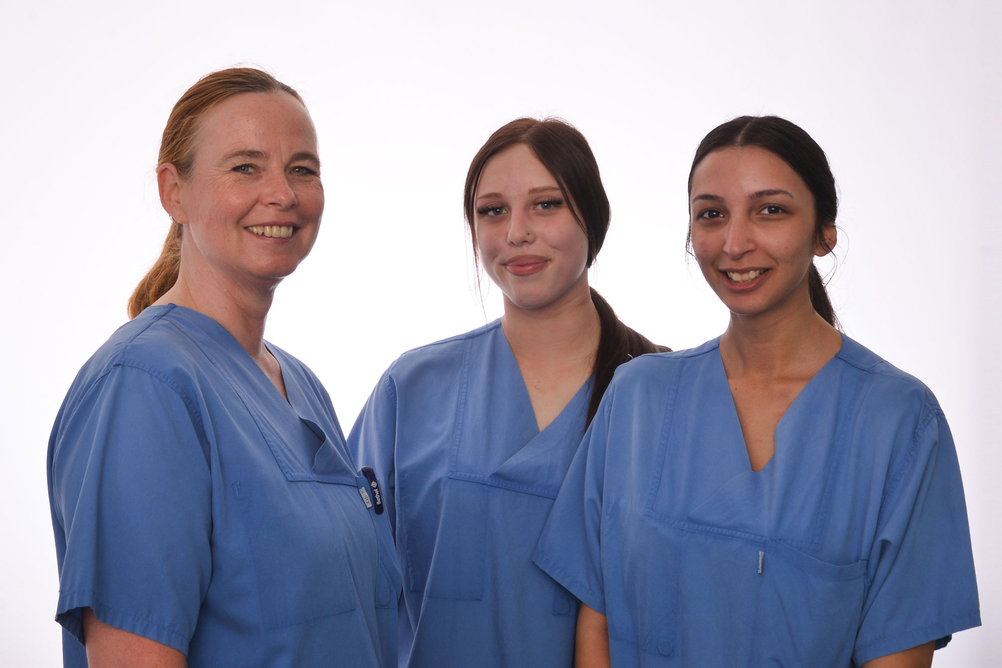 Das Team der Betheljahrteilnehmenden in help+ (v.l.n.r.): Dr. Sandra Haseloff, Stella McGowan, Zehra Inak