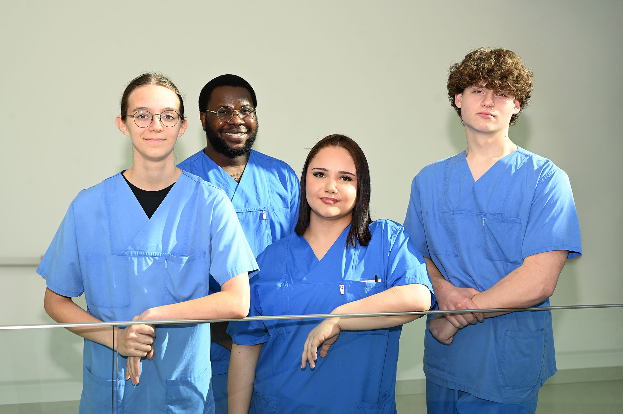 Das Team der Betheljahrteilnehmenden in help+ (v.l.n.r.): Samantha Klein, Victor Okereke, Amina Mestiri, Leo Mende