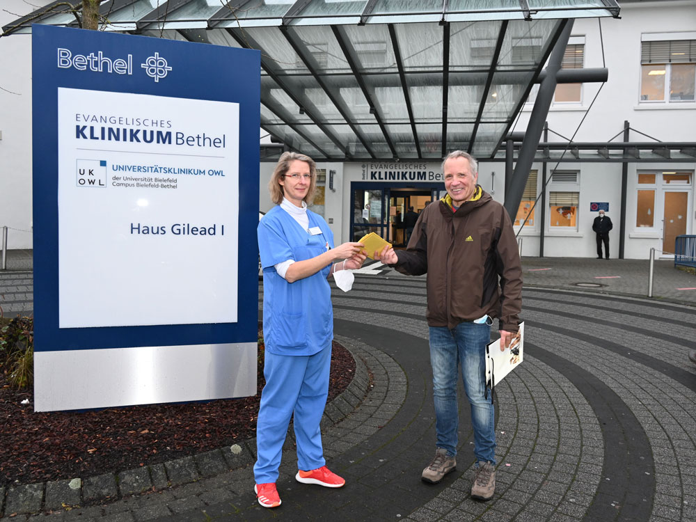 Ulrike Graulich nimmt gerne die Gutscheine entgegen, die Matthias Jaene und seine Kollegen vom Kundenservice der Deutschen Post für das Pflegeteam der Intensivstation gespendet haben.