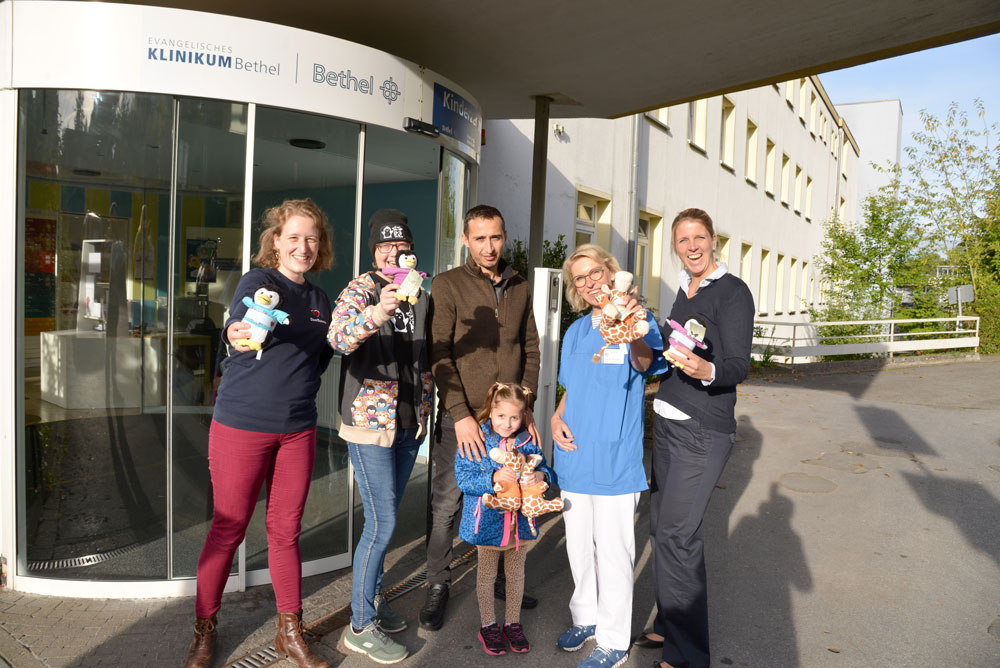 Glücksmomente für die Kinderstationen: Verein HerzCaspar besucht Kinderzentrum am EvKB
