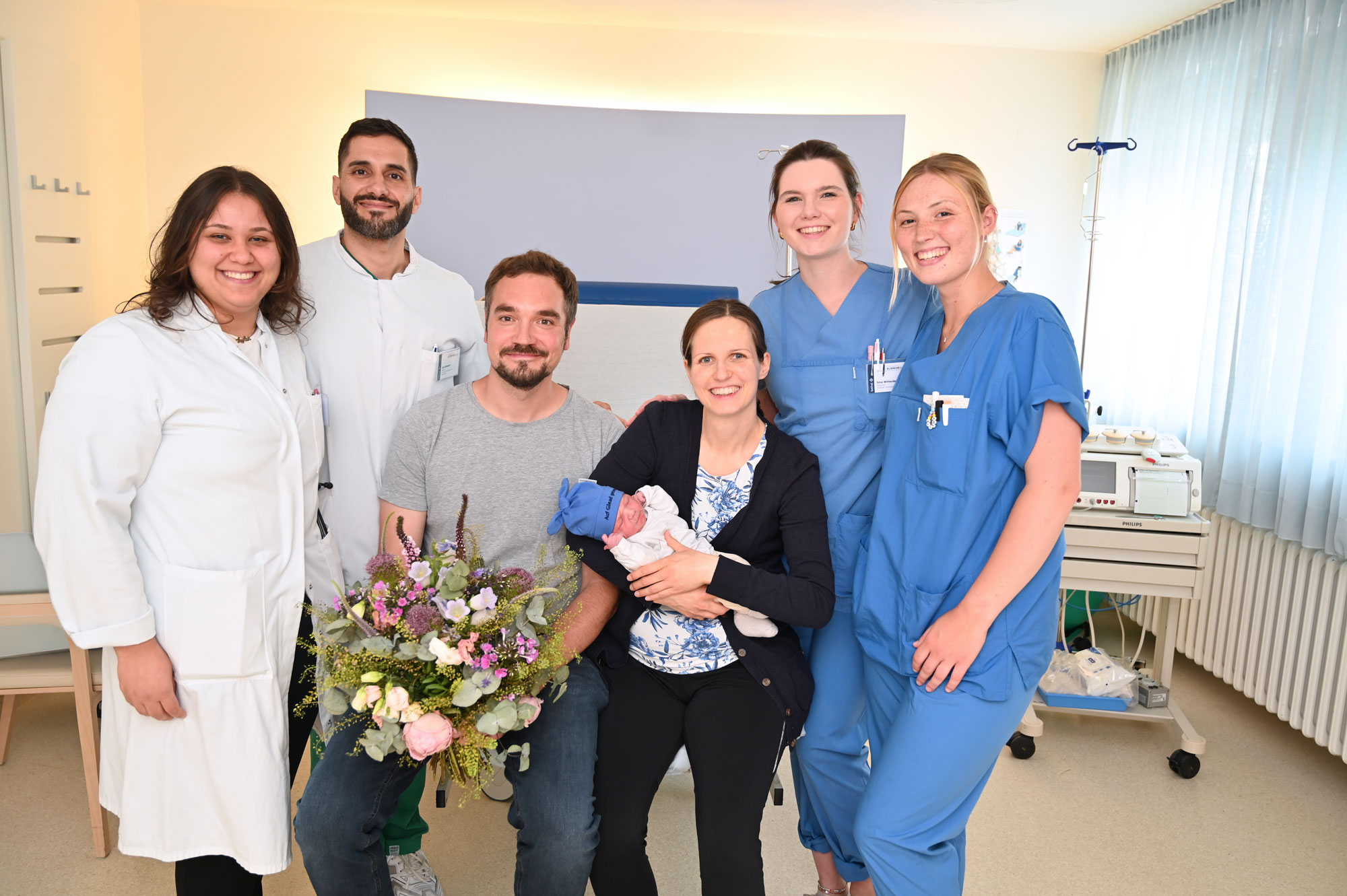 Willkommen, Luca Emanuel! 1.000. Geburt des Jahres „auf Gilead“ Luca Emanuel fühlt sich bei seiner Mutter Saskia und seinem Vater Tim sichtlich wohl und geborgen. Aylin Yalcin, der Geschäftsführende Oberarzt Ali Alhamwi, Hebamme Sina Wittenbrink und Gesundheits- und Krankenpflegerin Amelie Paulfeuerborn (v.l.n.r.) gratulieren.