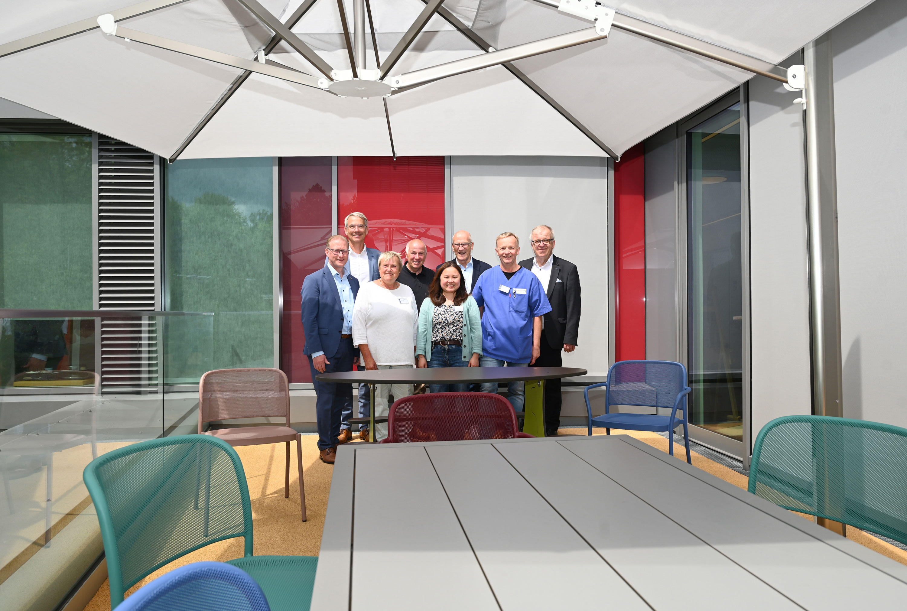 Verschafften sich einen Eindruck der neu eingerichteten Terrasse im Betheler Kinderzentrum: Thomas Meyer (Vorstand Biermann-Stiftung), Dr. Matthias Ernst (Geschäftsführer EvKB), Birgit Teske (Pflegerische Klinikleitung), Hans-Werner Lück und Klaus Rieke (Vorstand Biermann-Stiftung), Phoebe Koch (Pflegerische Fachbereichsleitung), Oberarzt Dr. Norbert Jorch und Pastor Ulrich Pohl (Vorstandsvorsitzender Bethel). Foto: Mario Haase