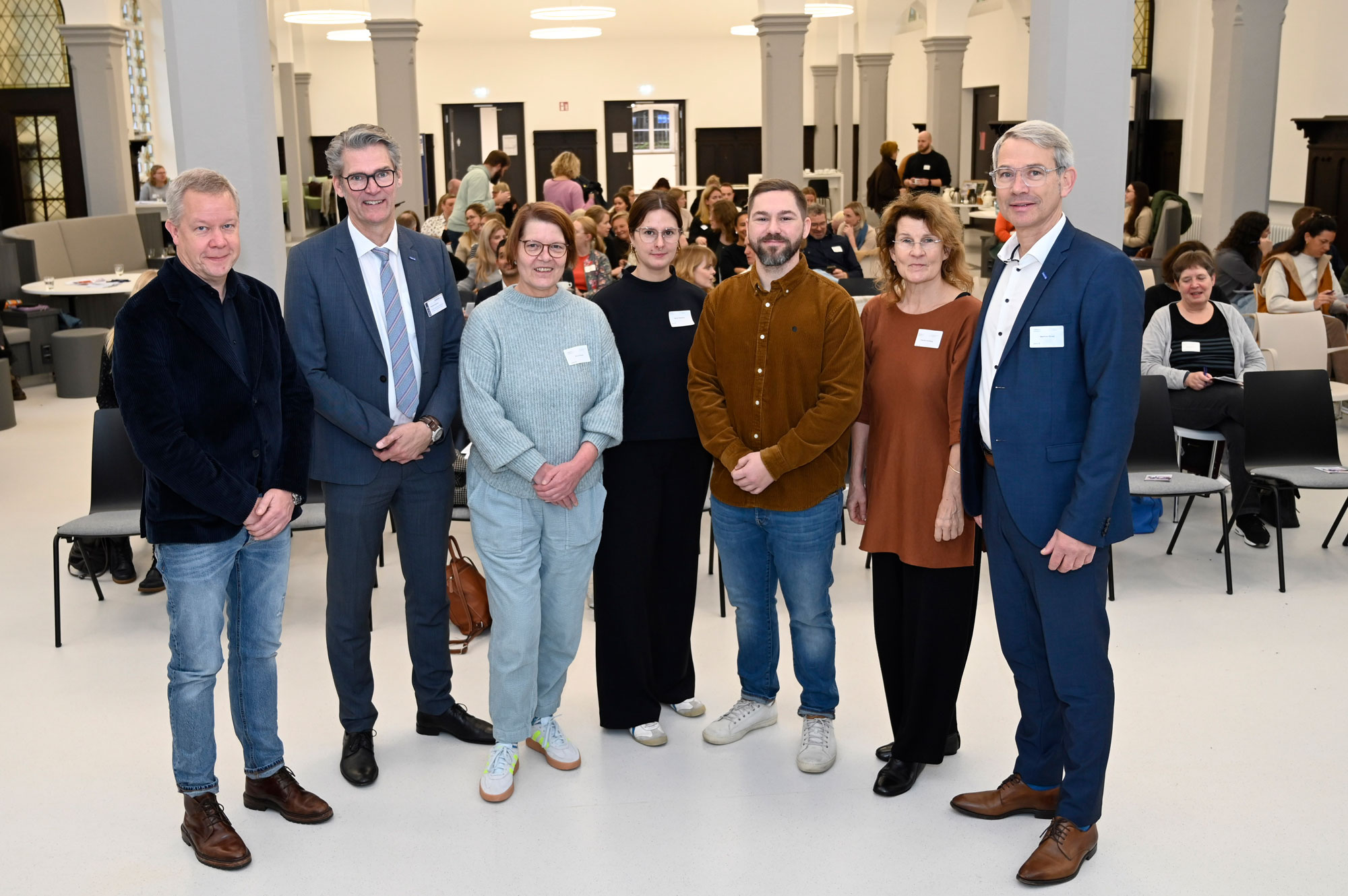 Treffen im Haus Sarepta auf dem Medizin-Campus Bielefeld-Bethel: v.l. Univ.-Prof. Dr. Thomas Vordemvenne, Thorsten Kaatze, Petra Krause, Maren Niemann, Wissenschaftliche Leiterin Interprofessionelle Lehre am EvKB, Moderator Dominik Stark, Univ.-Prof.in Dr. Claudia Hornberg und Geschäftsführer Dr. Matthias Ernst trafen sich an einem Ort, der beispielhaft für berufsgruppenübergreifendes Lernen steht. 