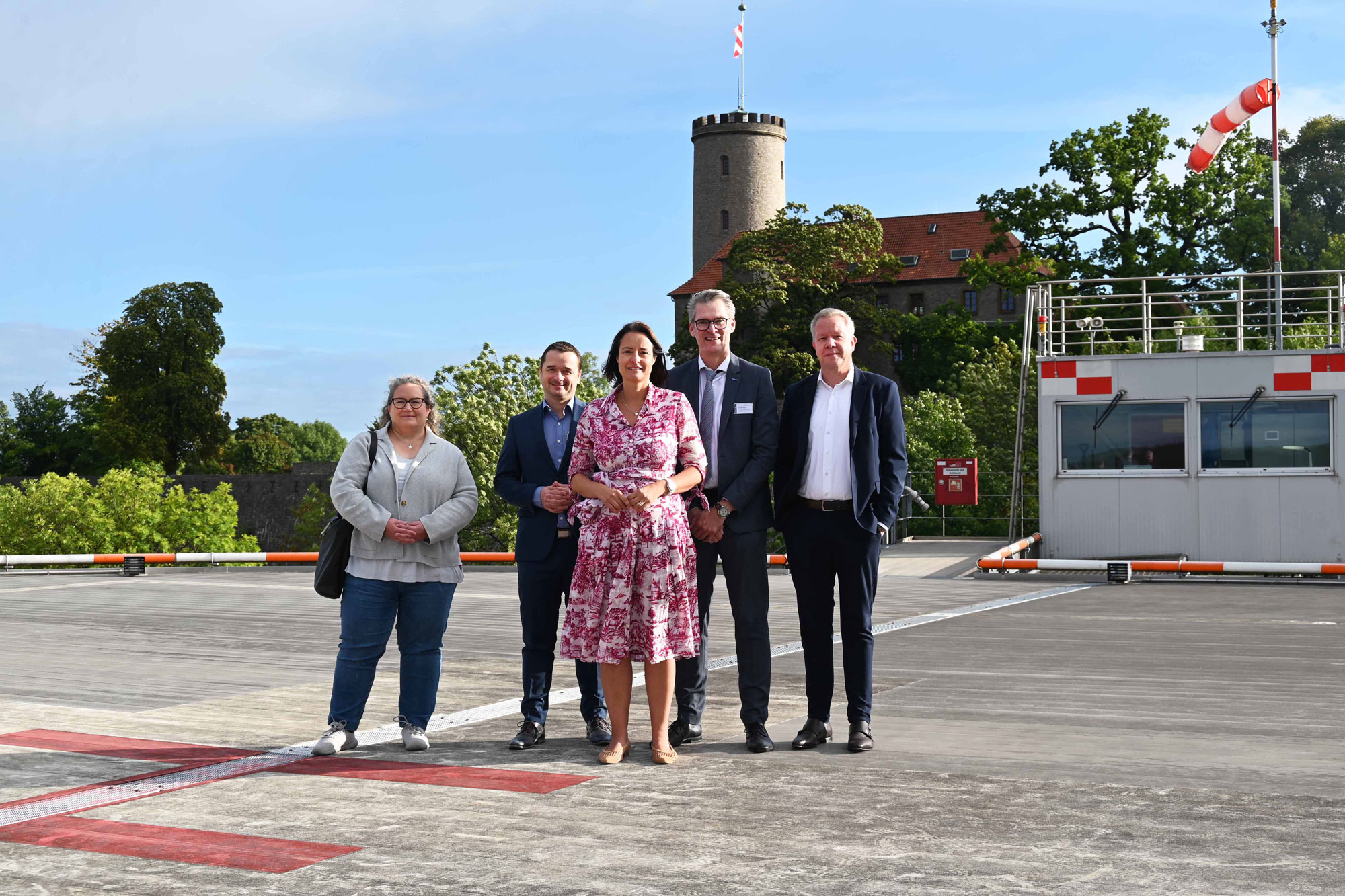 Regierungspräsidentin Anna Katharina Bölling (Mitte) erhielt in Begleitung von Dezernentin Dr. Anja Heinrich (links), EvKB-Geschäftsführer Thorsten Kaatze (2.v.r.), dem Ärztlichen Direktor Univ.-Prof. Dr. med. Thomas Vordemvenne (r.) und dem Theologischen Direktor Pastor Philipp Katzmann einen Einblick in die Notfallversorgung des überregionalen Traumazentrums im Haus Gilead I des EvKB.